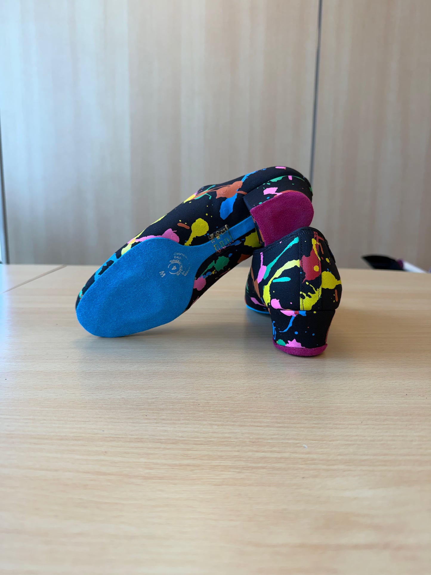 Heather Split-Sole - ArtAttack - Size 4 - Wide (Blue & Pink Soles)