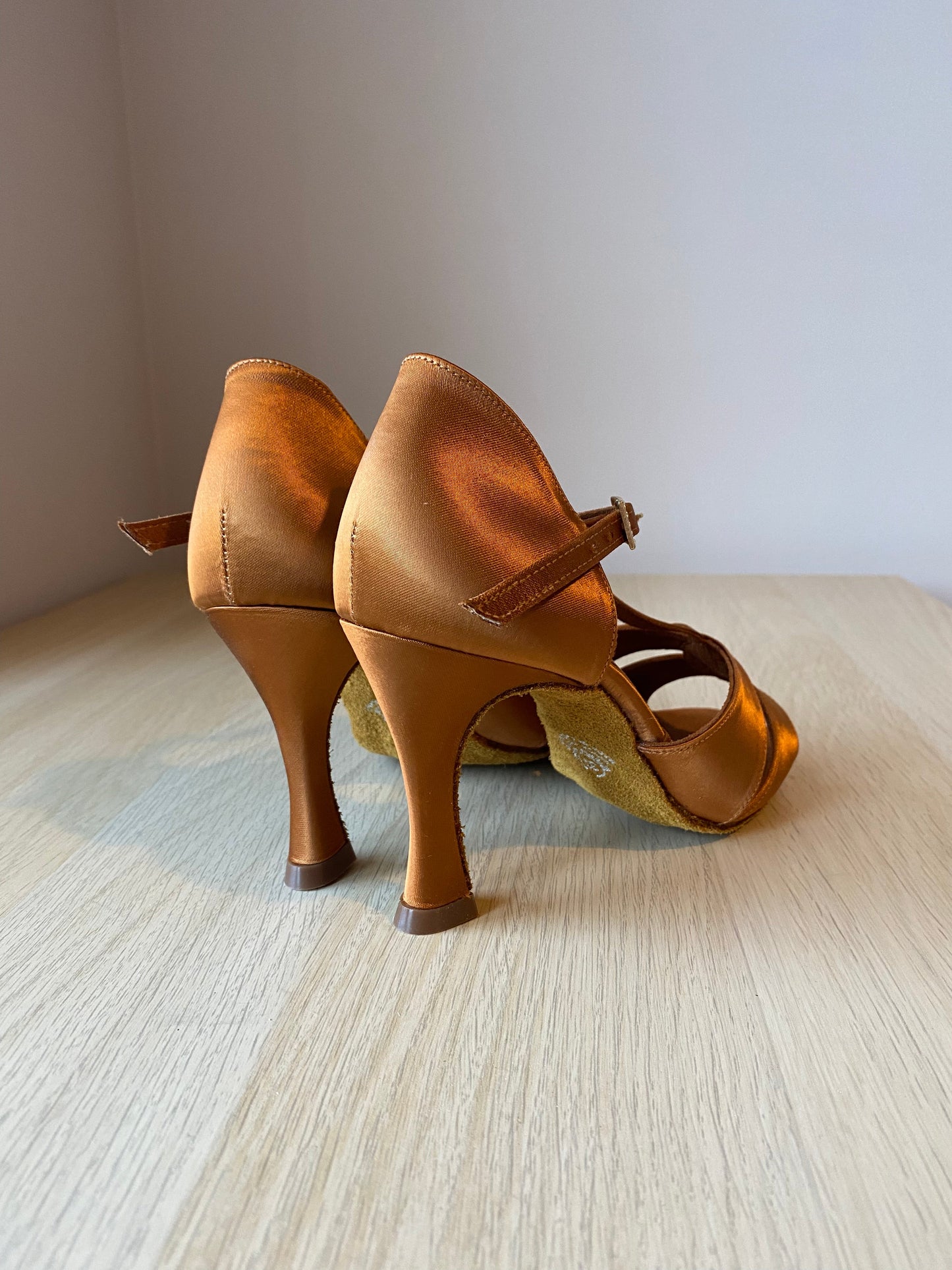 1018 - Tan Satin (Size 3.5)