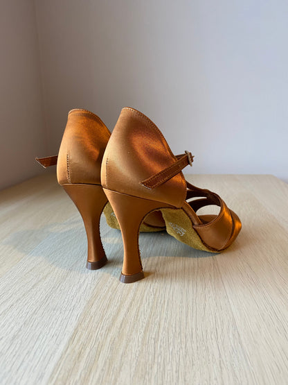1018 - Tan Satin (Size 3.5)