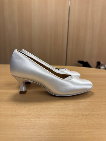 ICS RoundToe - White Satin - Size 4.5 - Regular