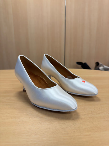ICS RoundToe - White Satin - Size 4.5 - Regular