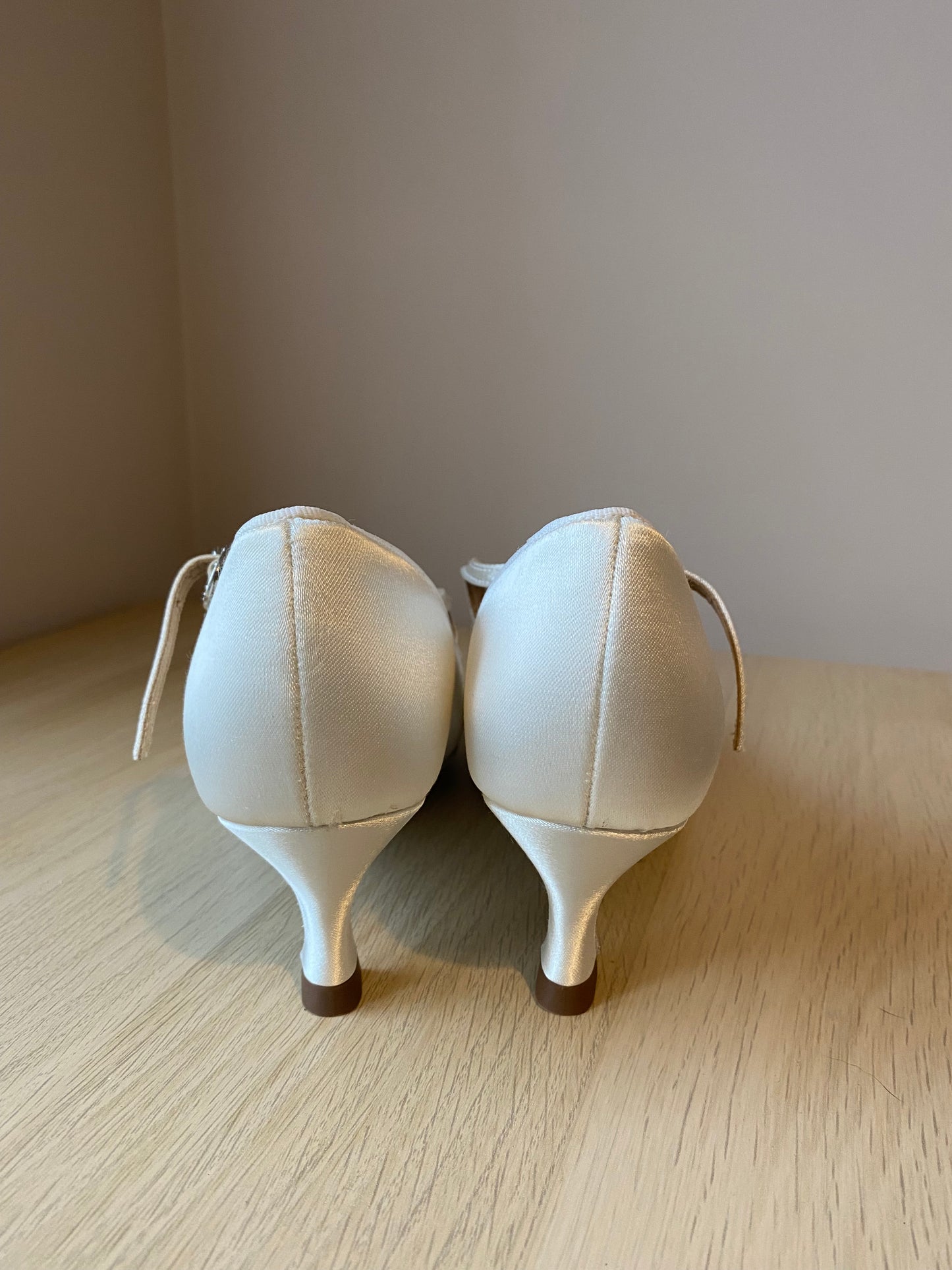 ICS RoundToe SingleStrap - White Satin - Size 7 - Regular