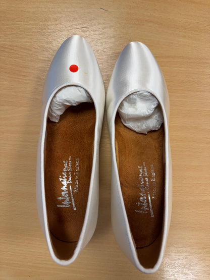 ICS RoundToe - White Satin - Size 4.5 - Regular