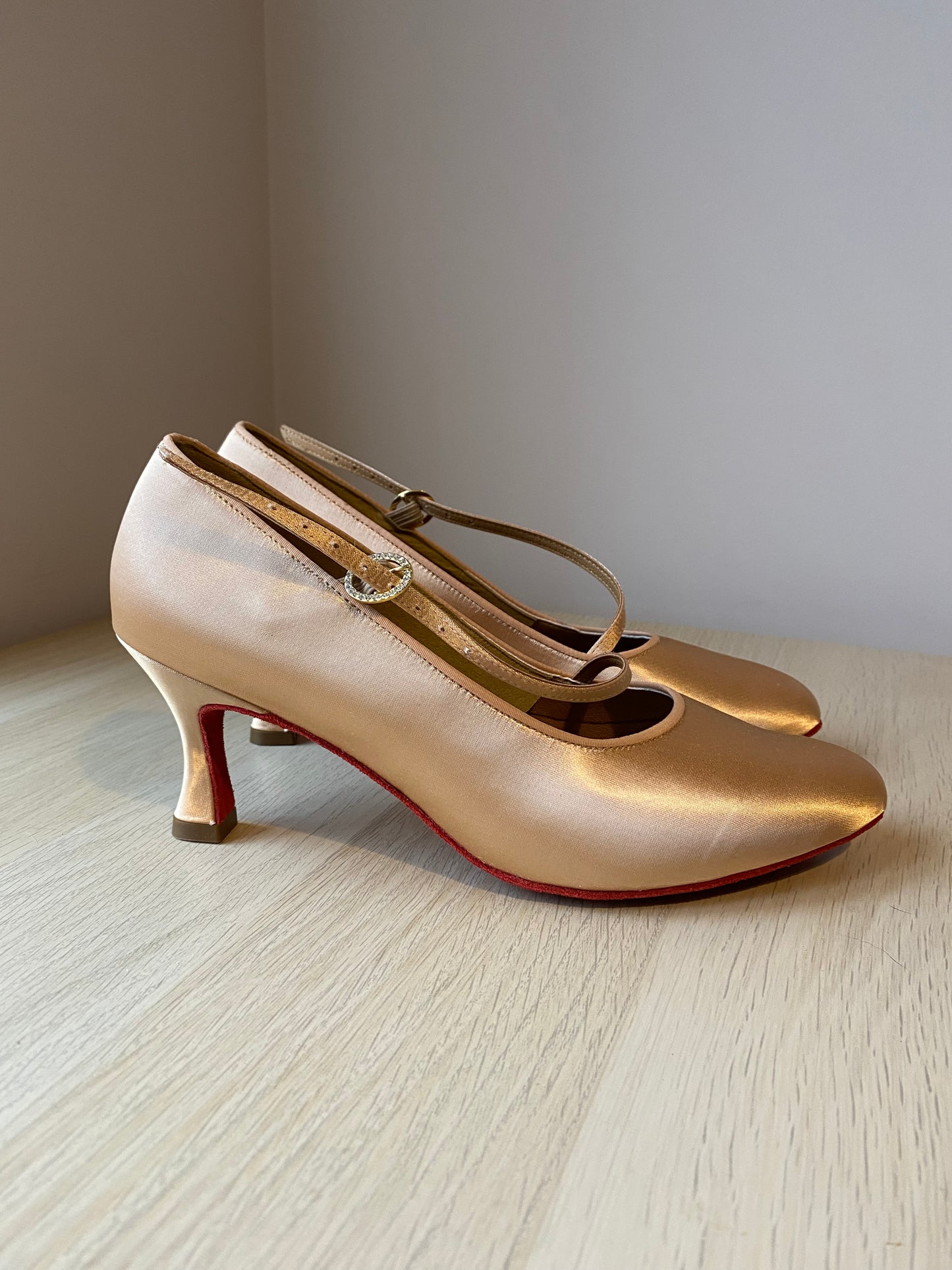 ICS RoundToe SingleStrap - Peach Satin - Size 7.5 - Regular