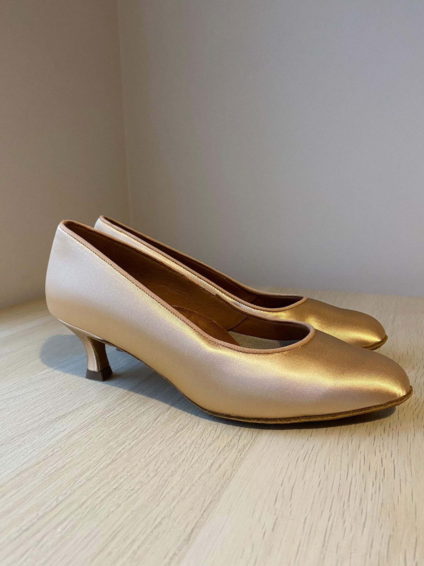ICS RoundToe - Peach Satin - Size 7 - Regular