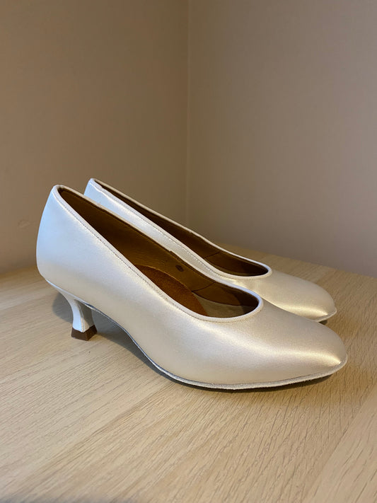 ICS RoundToe - White Satin - Size 4 - Regular