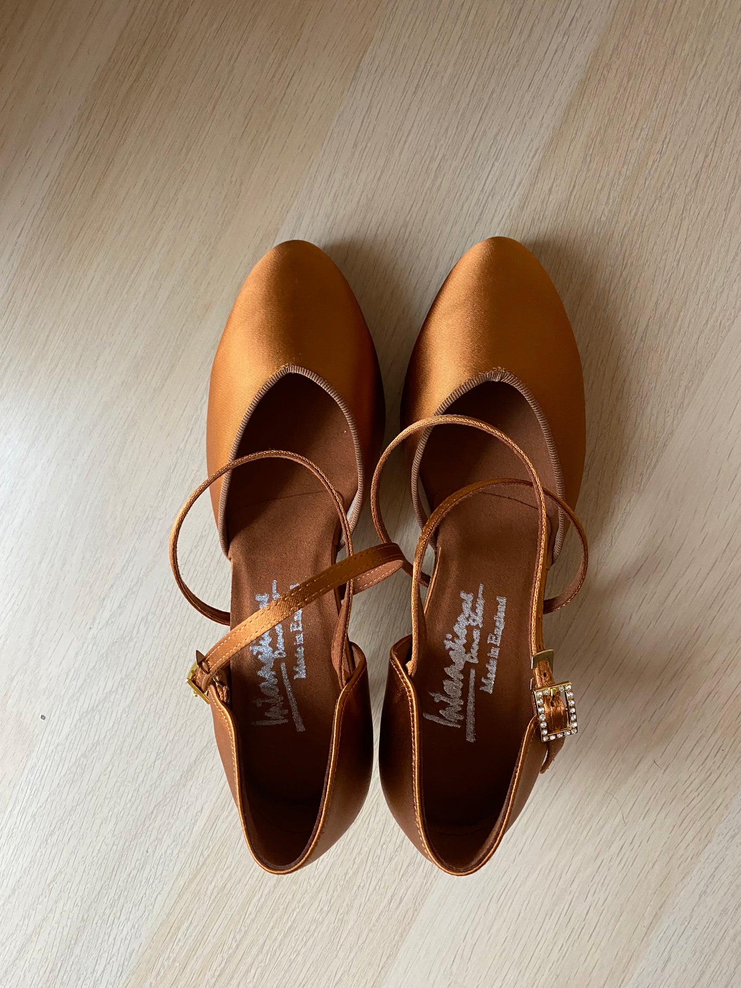 American Smooth - Tan Satin - Size 4 - Regular