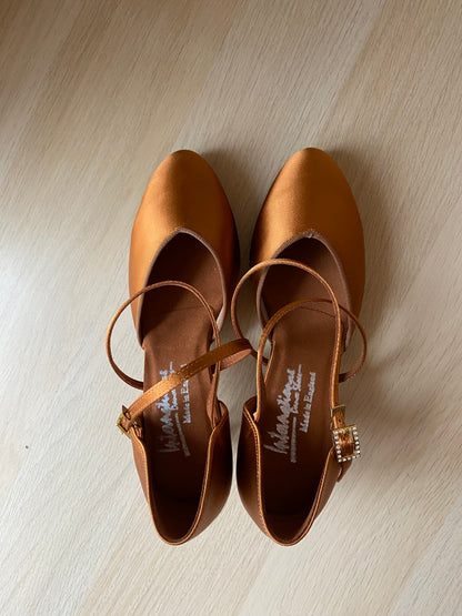 American Smooth - Tan Satin - Size 4 - Regular