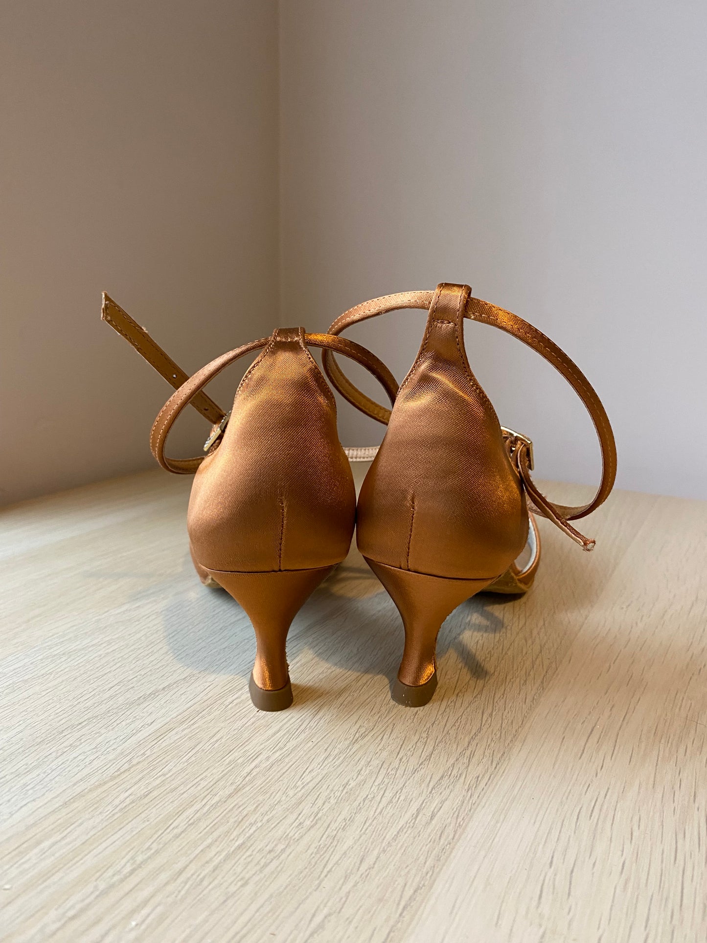 American Smooth - Tan Satin - Size 7 - Wide