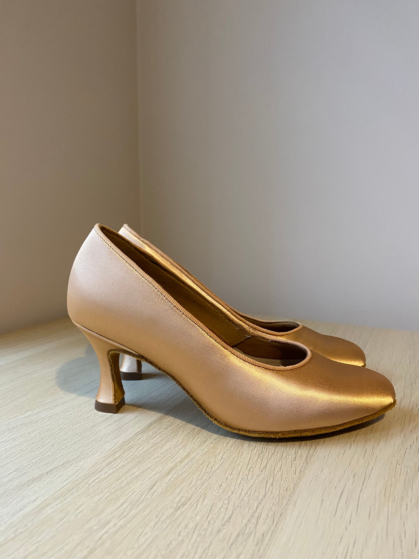 ICS RoundToe - Peach Satin - Size 4.5 - Regular