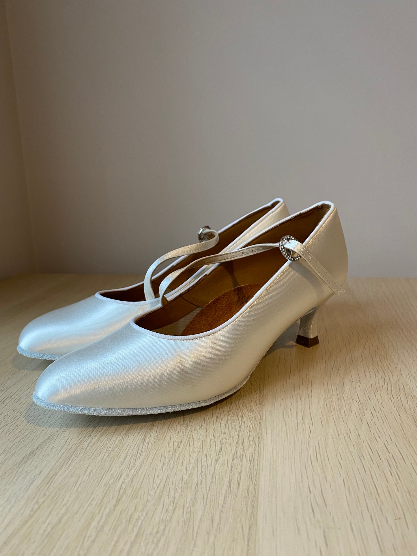 ICS RoundToe SingleStrap - White Satin - Size 7 - Regular