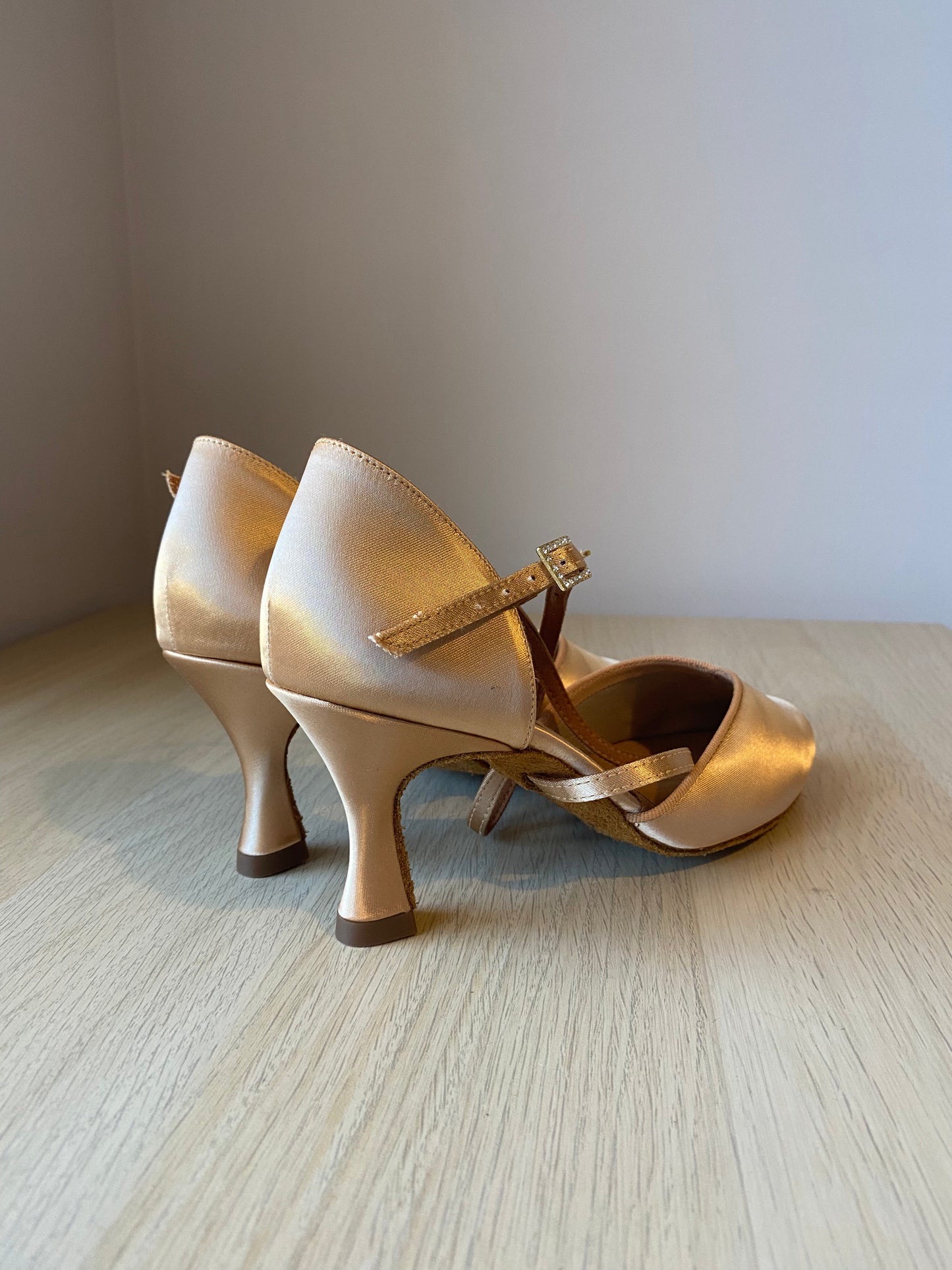 American Smooth - Peach Satin - Size 4