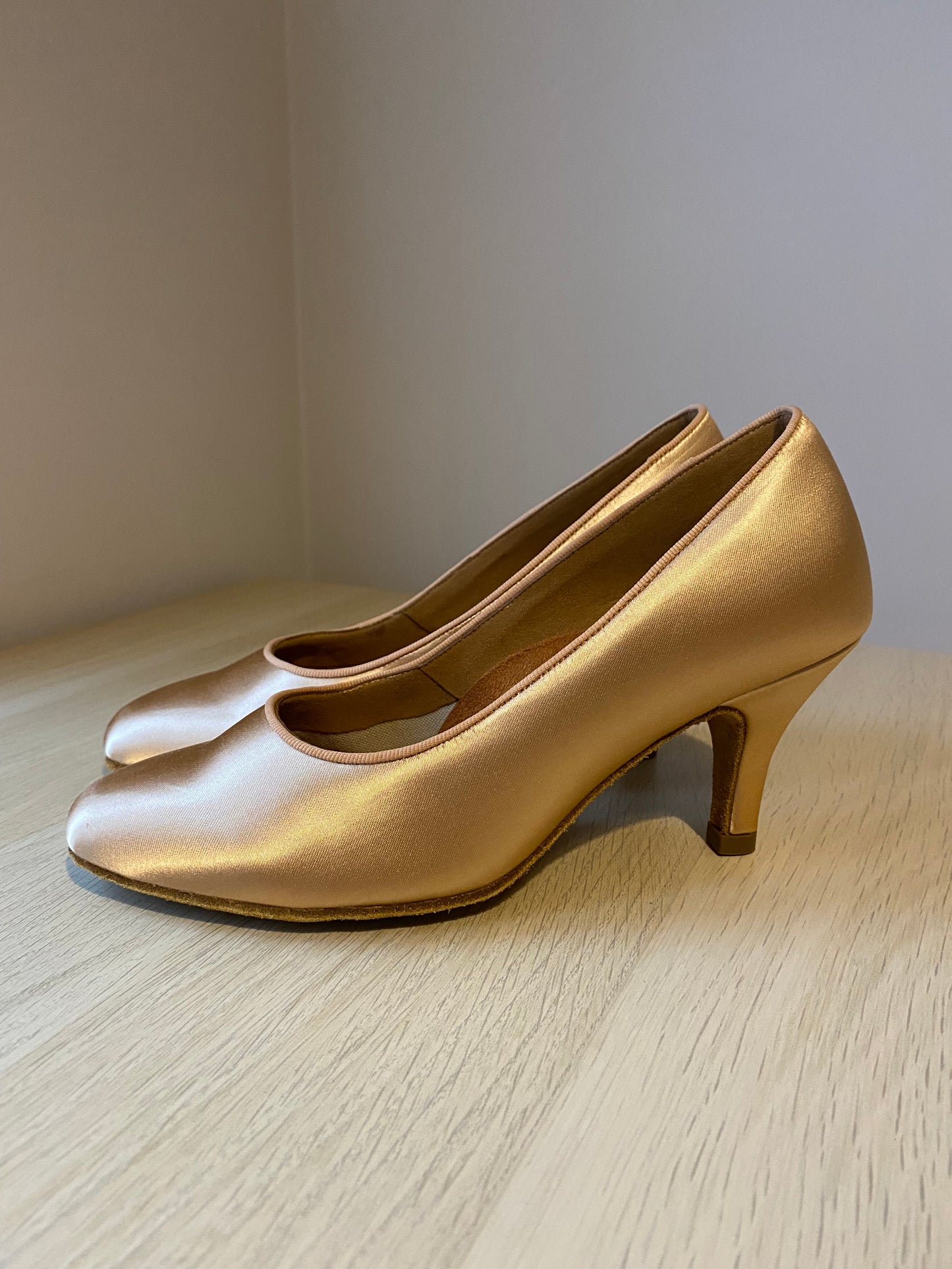 ICS RoundToe - Peach Satin - Size 5.5 - Regular