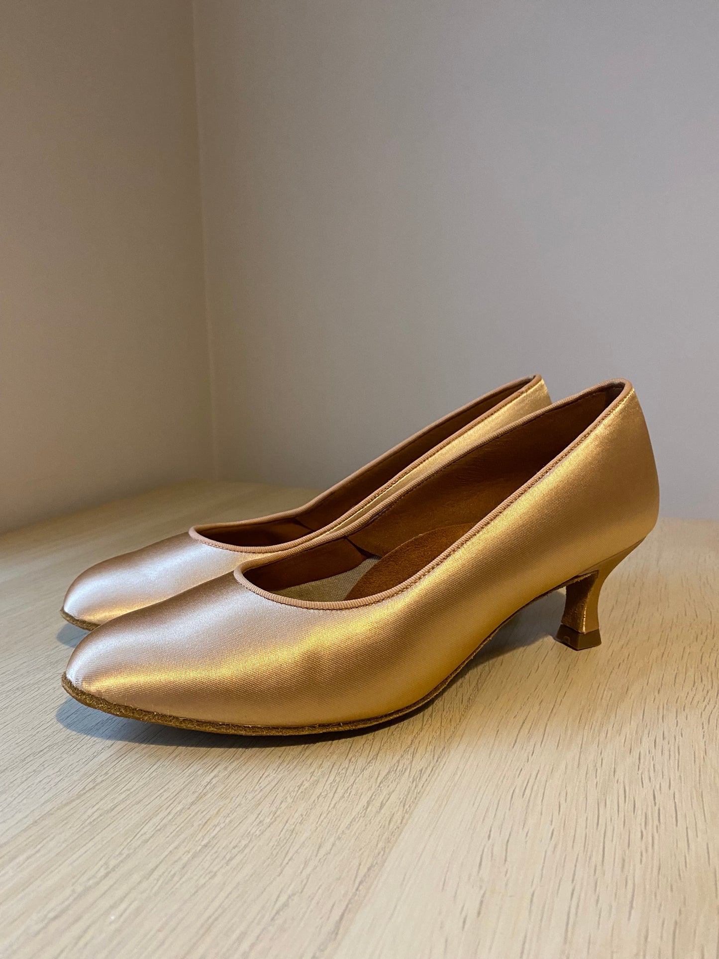 ICS RoundToe - Peach Satin - Size 7 - Regular