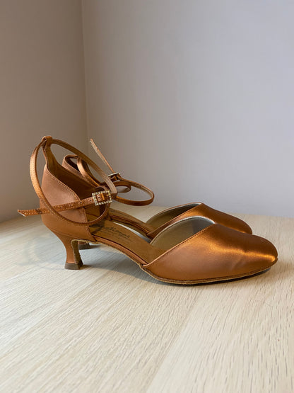 American Smooth - Tan Satin - Size 7 - Wide