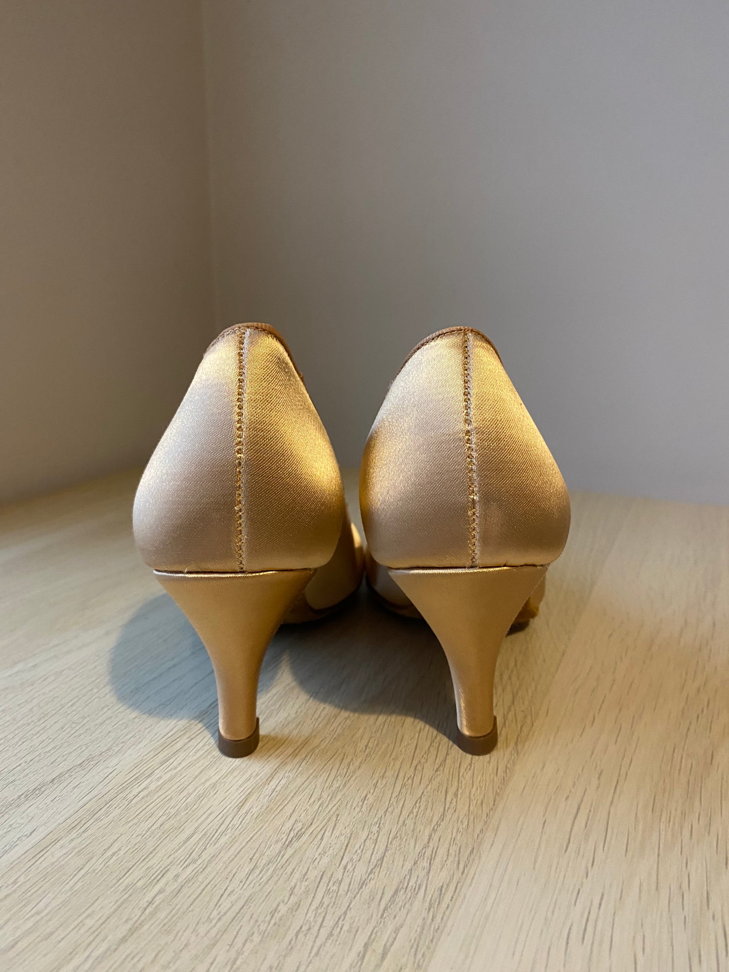 ICS RoundToe - Peach Satin - Size 5.5 - Regular