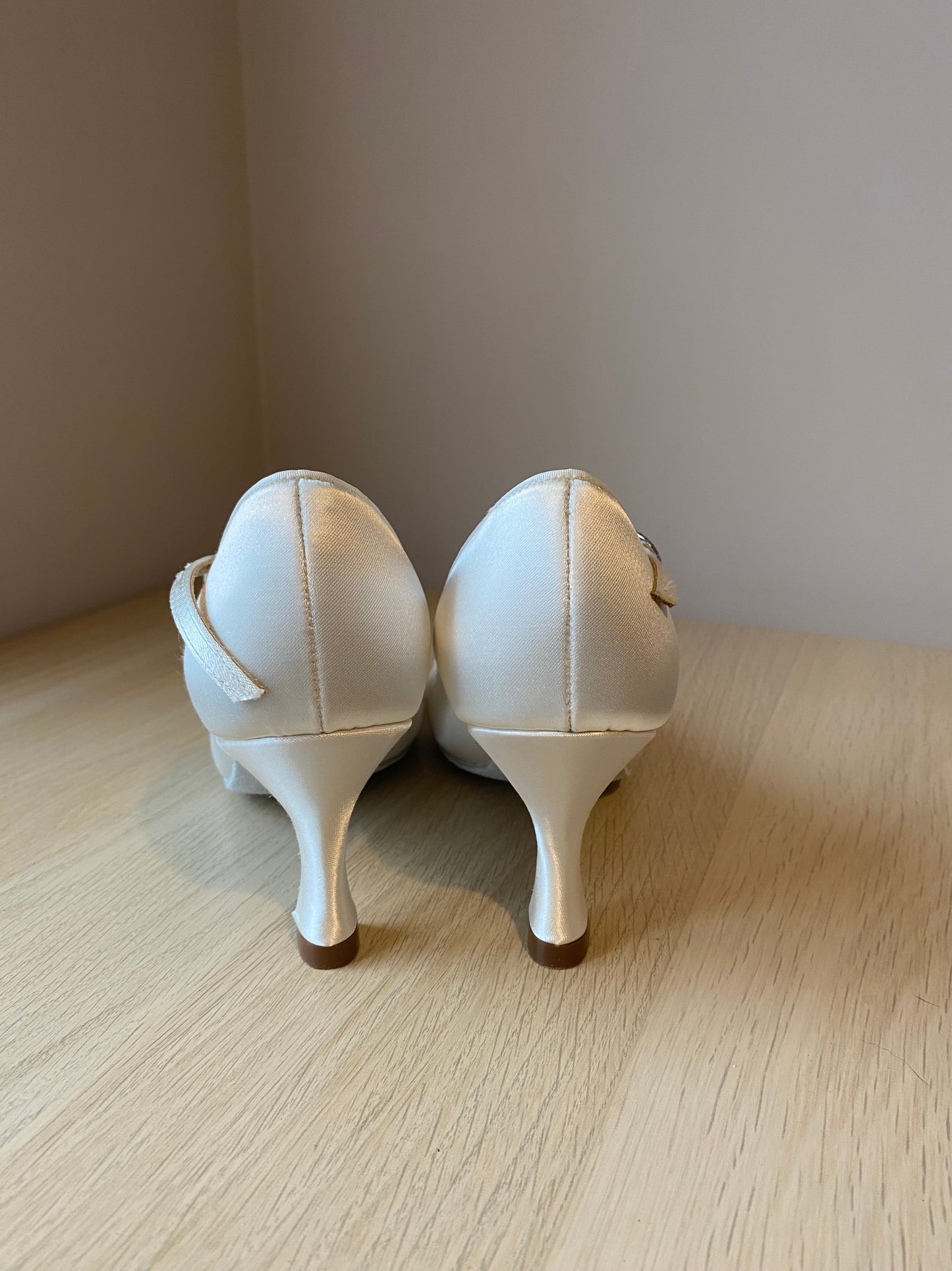 ICS RoundToe SingleStrap - White Satin - Size 5 - Regular