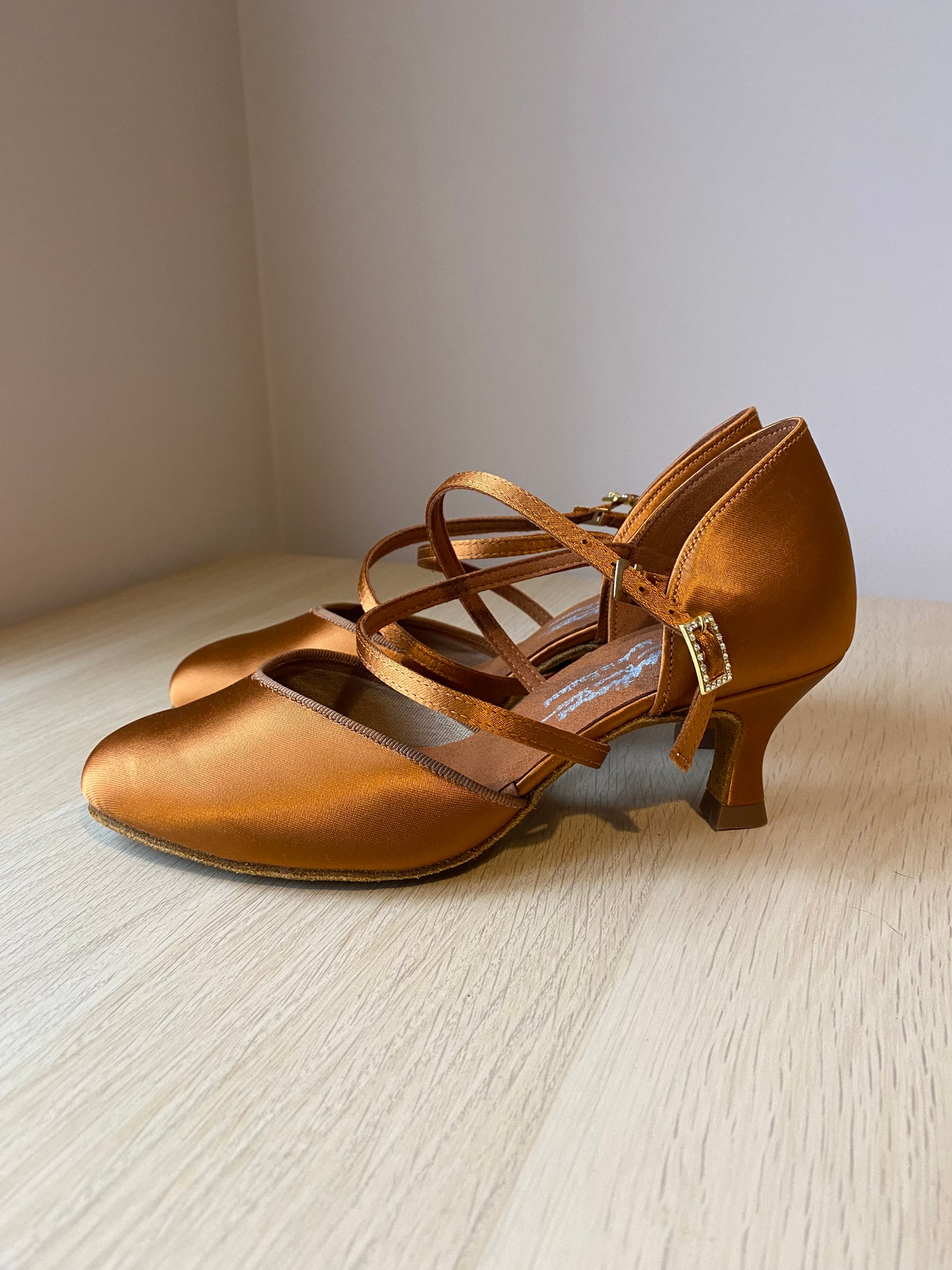 American Smooth - Tan Satin - Size 4 - Regular