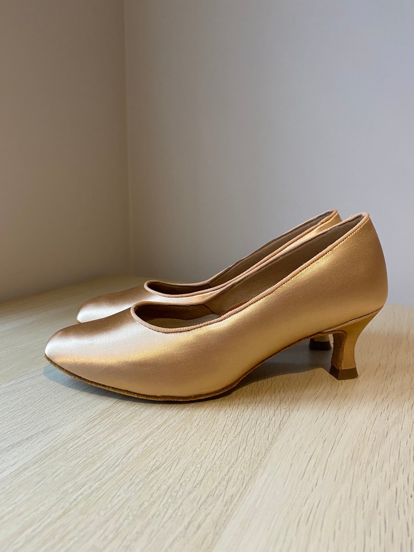 ICS RoundToe - Peach Satin - Size 6 - X Wide