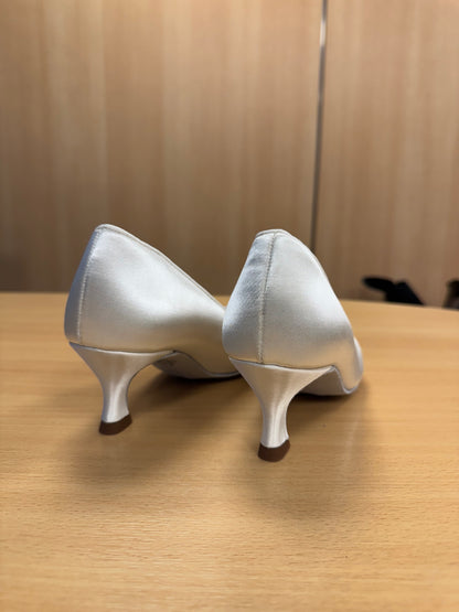 ICS RoundToe - White Satin - Size 4.5 - Regular