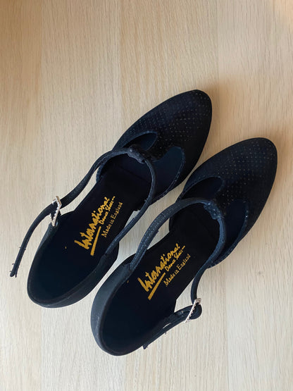 SAMPLE: Zoe RoundToe - Black Nubuck/BlackHolo (Size 4.5)