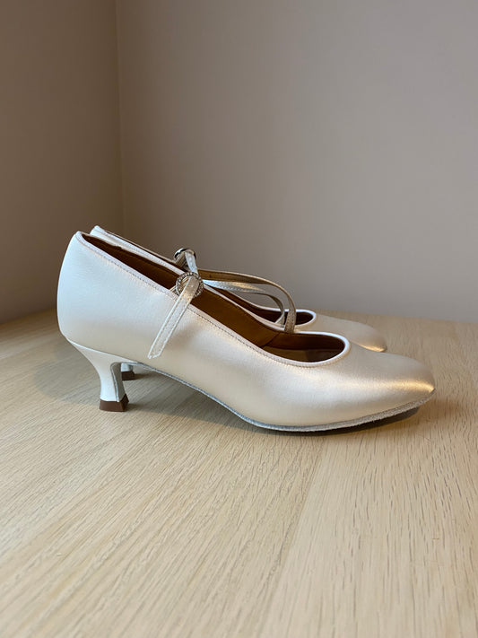 ICS RoundToe SingleStrap - White Satin - Size 7 - Regular