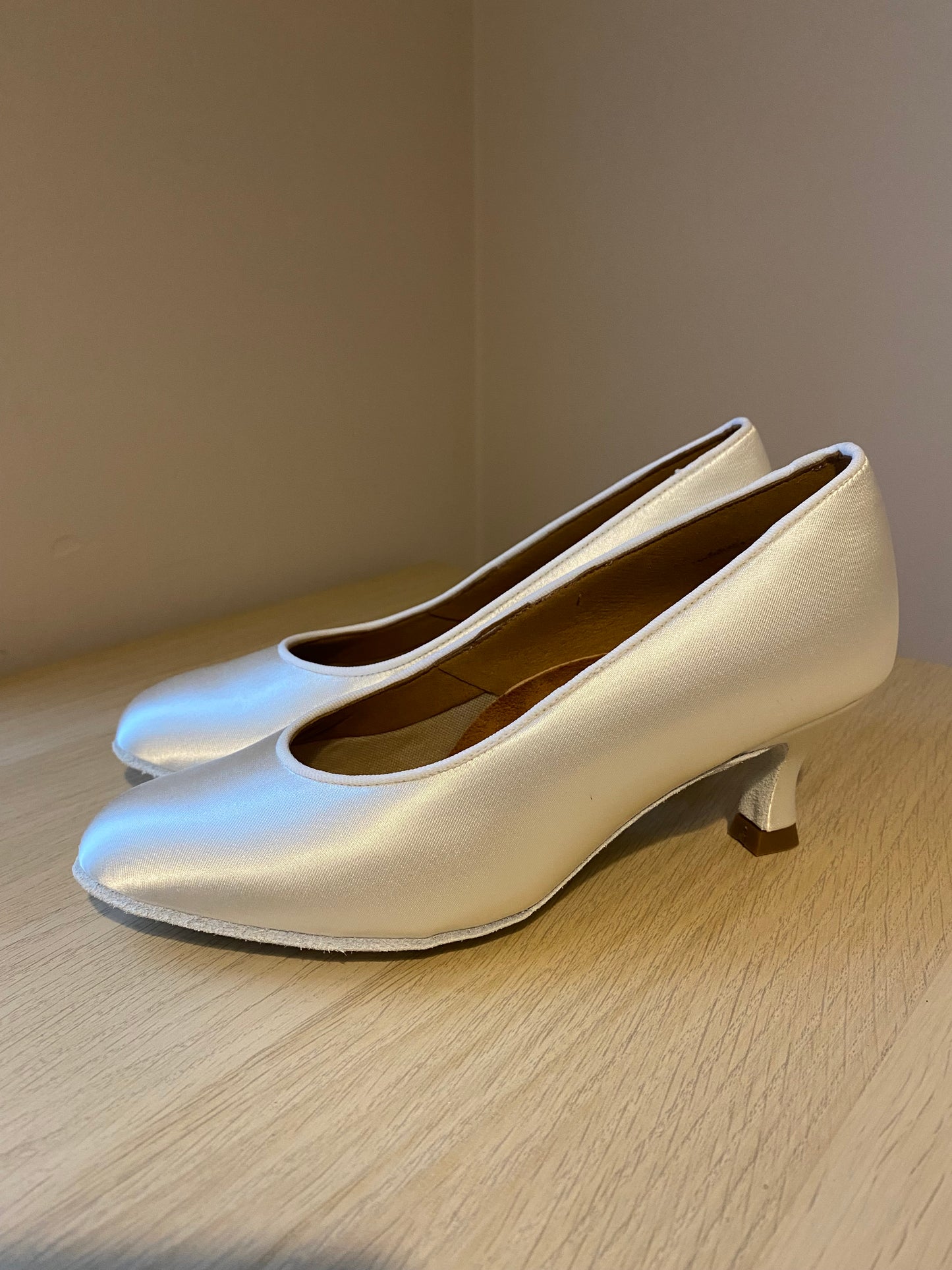ICS RoundToe - White Satin - Size 4 - Regular