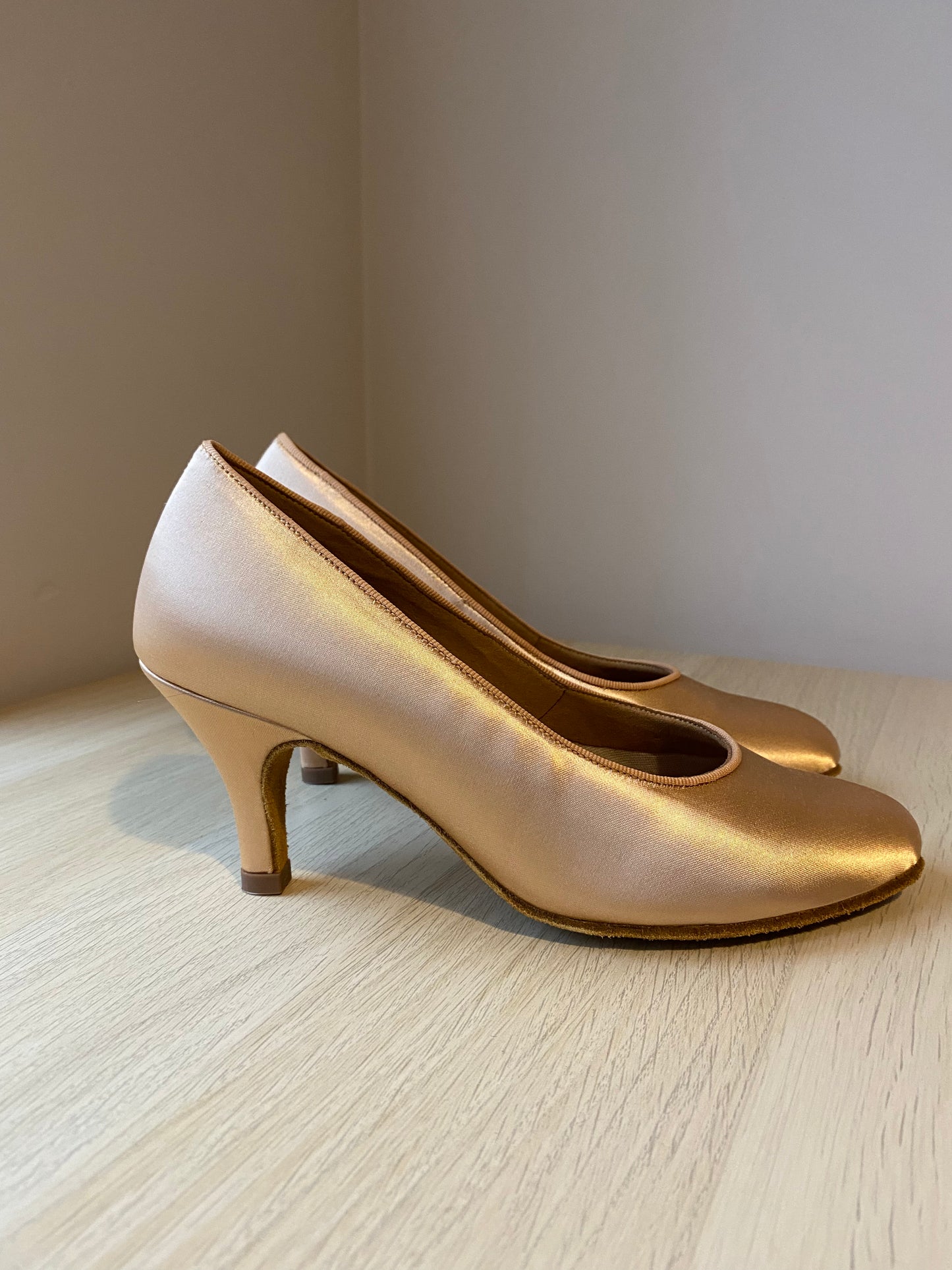 ICS RoundToe - Peach Satin - Size 5.5 - Regular