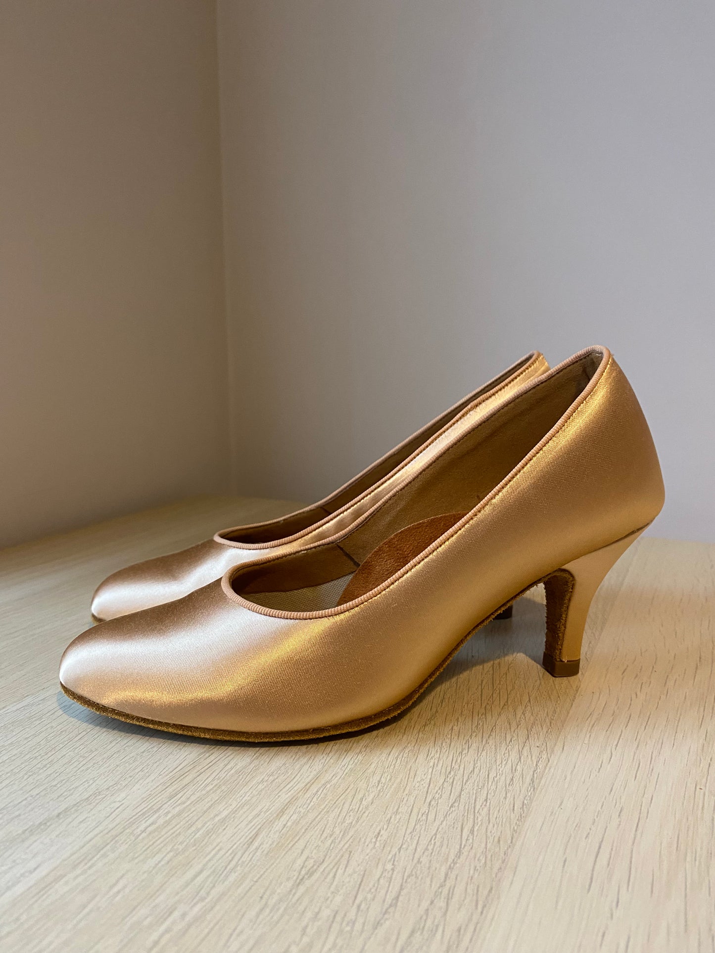 ICS RoundToe - Peach Satin - Size 5.5 - Regular