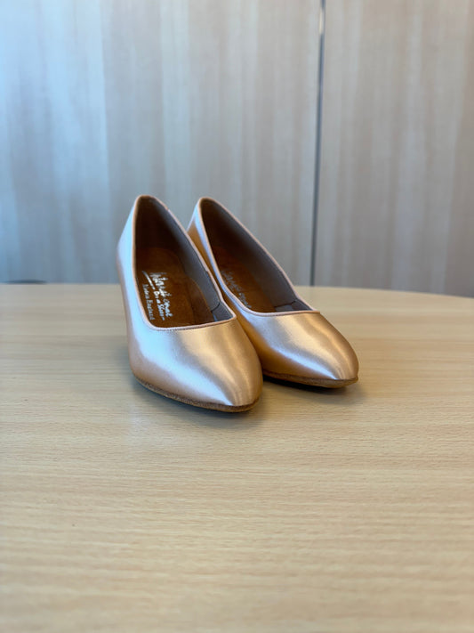 ICS RoundToe - Peach Satin (Size 3.5XW)