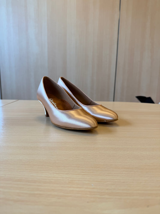 ICS RoundToe - Peach Satin - Size 4.5 - Regular