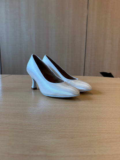 ICS RoundToe - White Satin - Size 4 - Regular