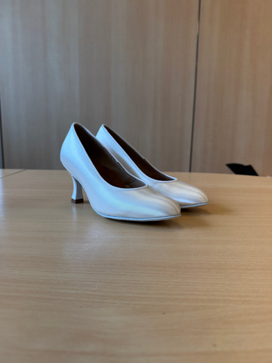 ICS RoundToe - White Satin - Size 4 - Regular