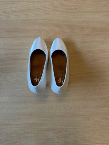 ICS RoundToe - White Satin - Size 4 - Regular