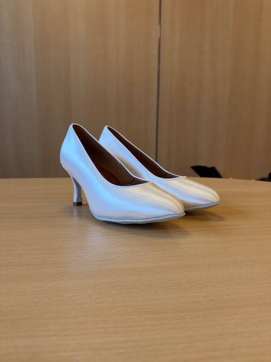 ICS RoundToe - White Satin - Size 5.5 - X Wide