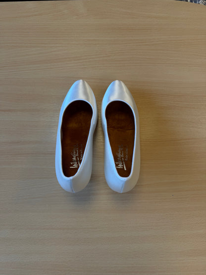 ICS RoundToe - White Satin - Size 5.5 - X Wide