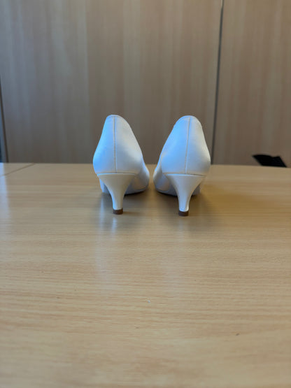 ICS RoundToe - White Satin - Size 5.5 - Narrow