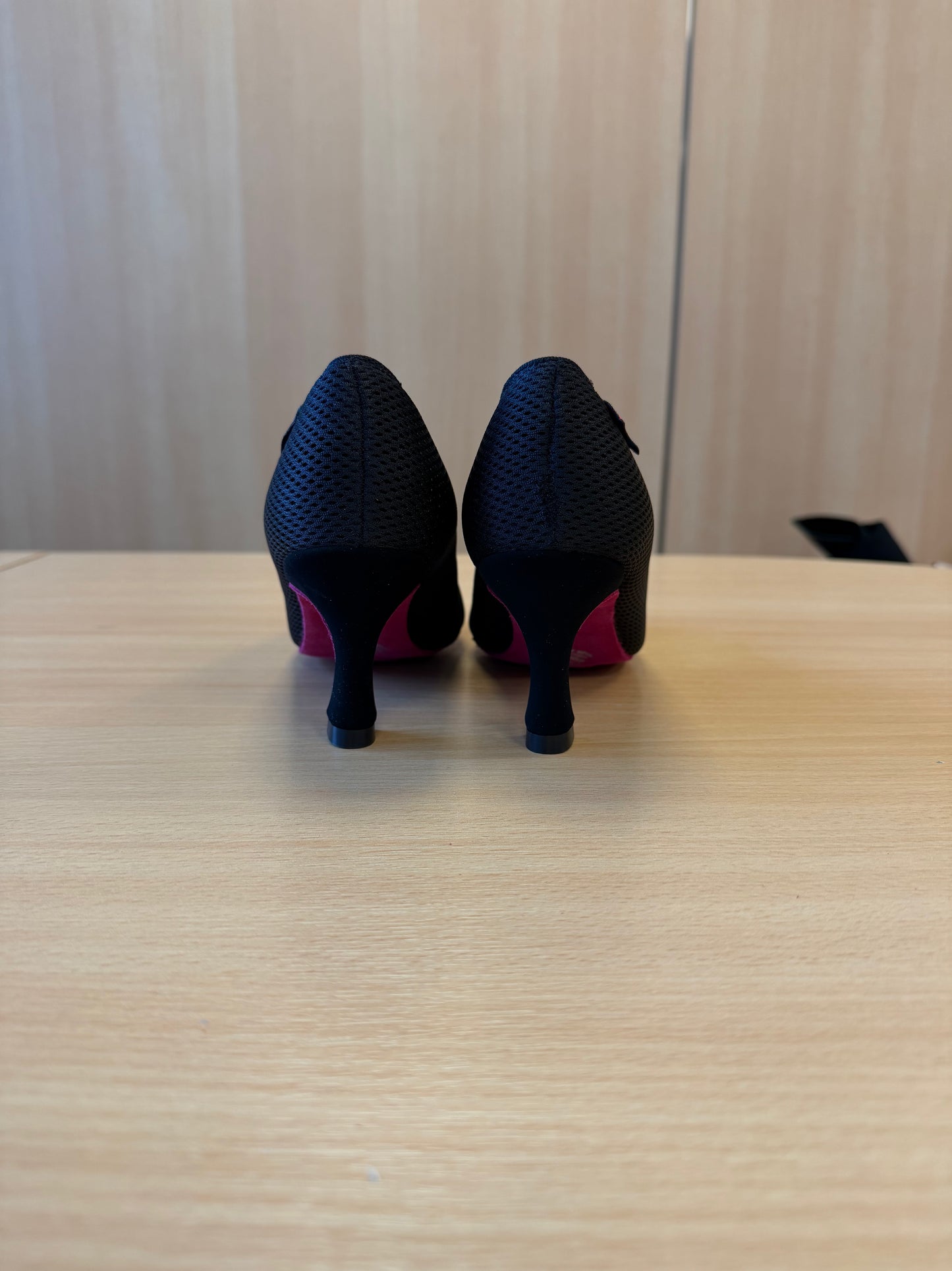 ICS RoundToe - AirMesh - Size 5.5 - Regular (Pink Soles)