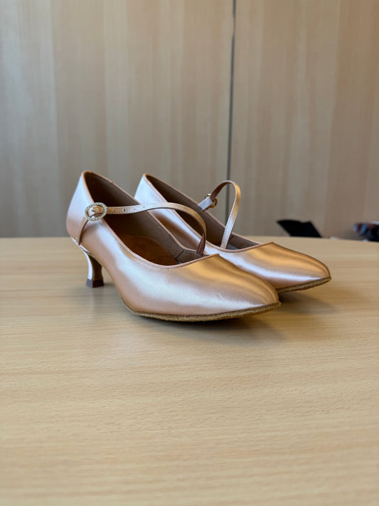 ICS RoundToe SingleStrap - Peach Satin - Size 5.5 - Wide