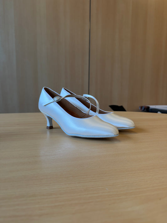 ICS RoundToe SingleStrap - White Satin - Size 5.5 - Regular