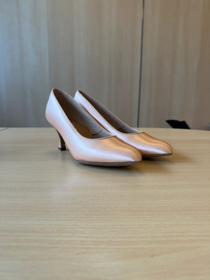 ICS RoundToe - Peach Satin - Size 5.5 - Regular