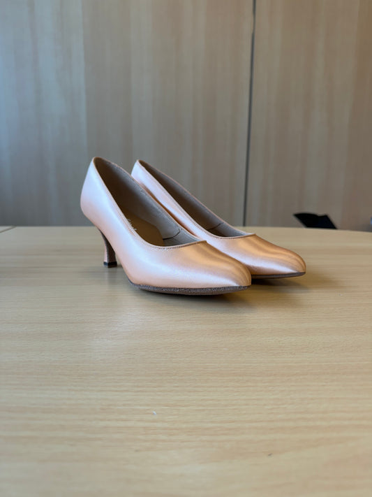ICS RoundToe - Peach Satin - Size 5.5 - Regular