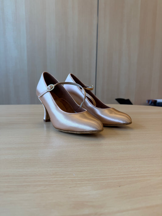 ICS RoundToe SingleStrap - Peach Satin - Size 5.5 - Wide