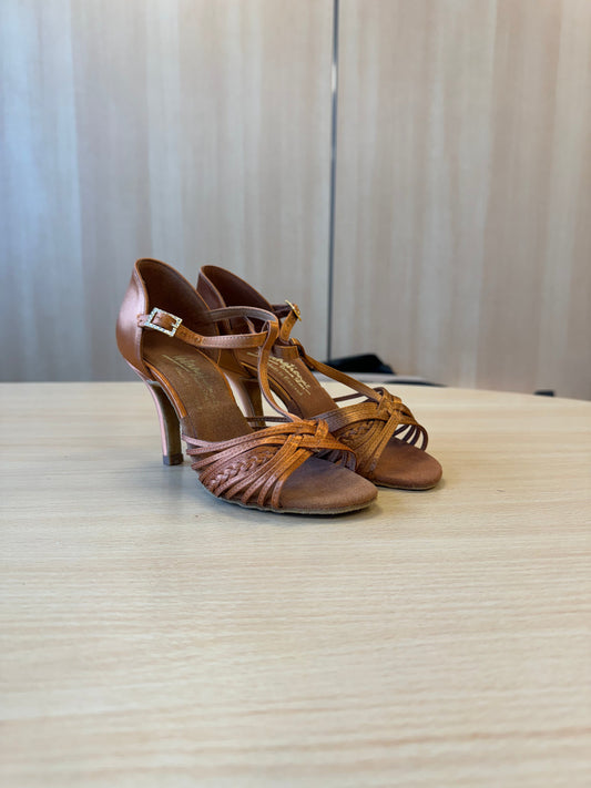Svetlana - Tan satin (Size 4.5)