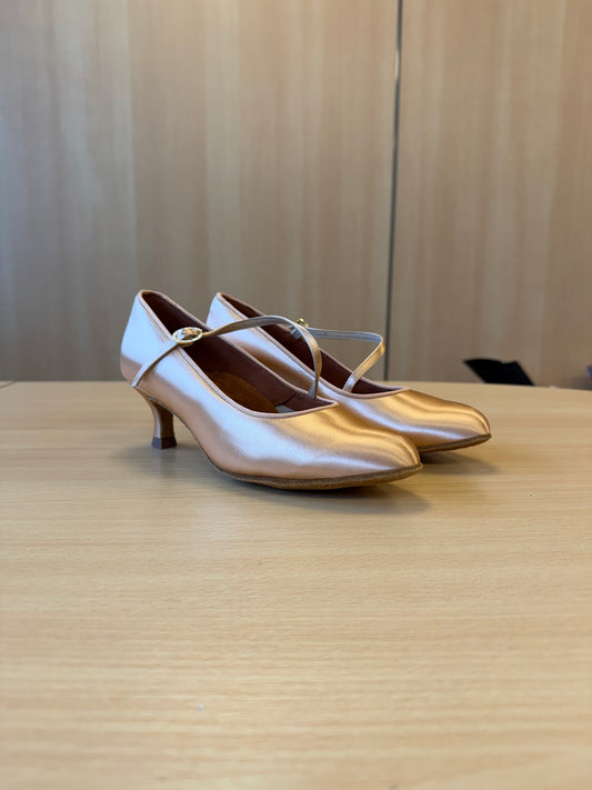 ICS RoundToe SingleStrap - Peach Satin - Size 5.5 - Regular