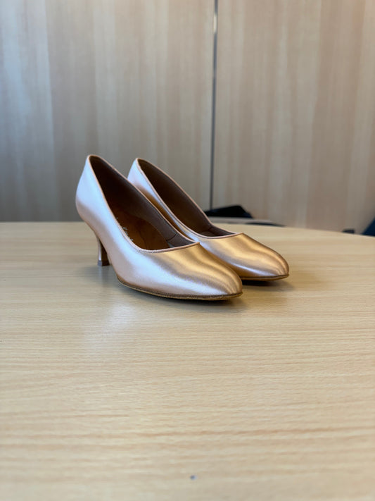 ICS RoundToe - Peach Satin (Size 6W)