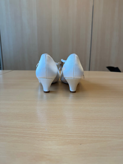 ICS RoundToe SingleStrap - White Satin - Size 5.5 - Regular