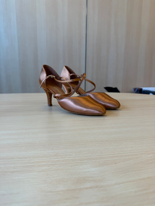 American Smooth - Tan Satin - Size 5.5 - Regular
