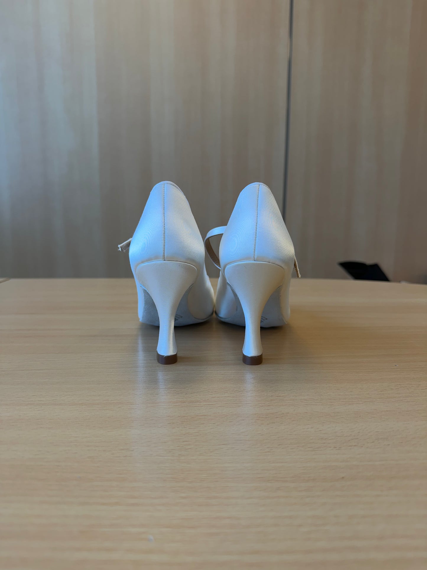 ICS RoundToe SingleStrap - White Satin - Size 6 - Regular