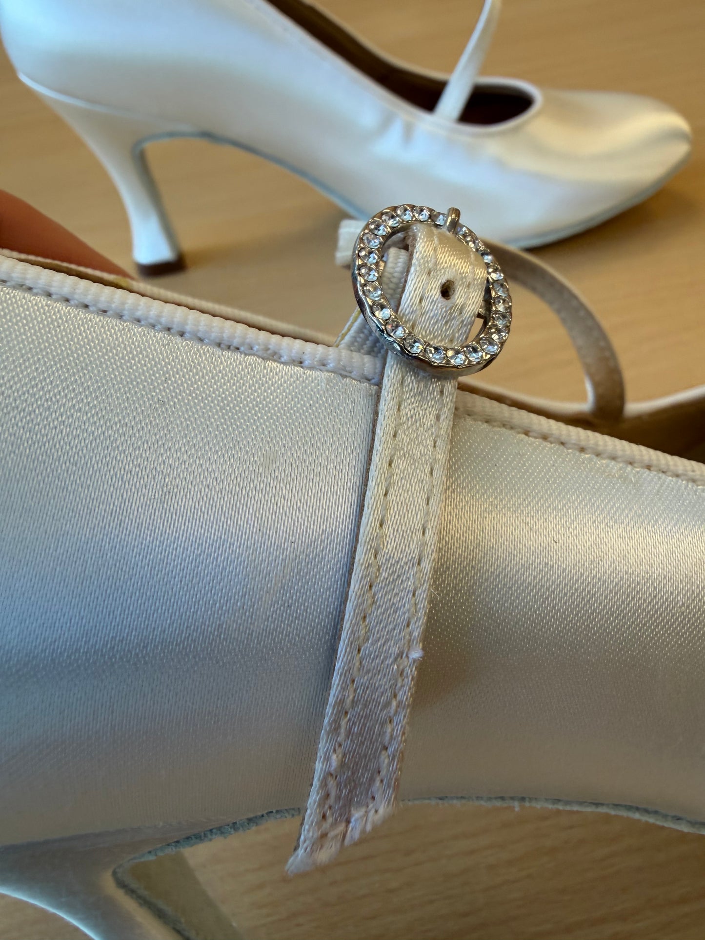 ICS RoundToe SingleStrap - White Satin - Size 6 - Regular